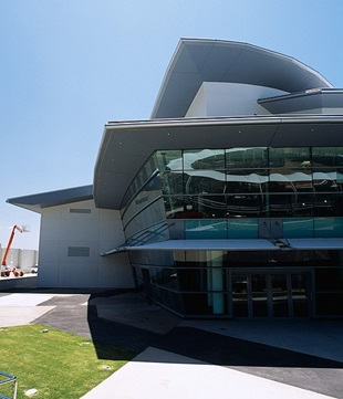 Up and running since July 2004, the $127 million Gold Coast Convention and Exhibition Centre is the result of nearly five years of planning. 19,500 square metres of COLORBOND® Ultra steel cladding were used for the roof